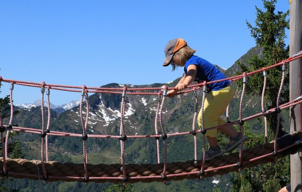Quelles sont les animations à faire autour de l'espace aquatique d'un camping d'Aveyron ?