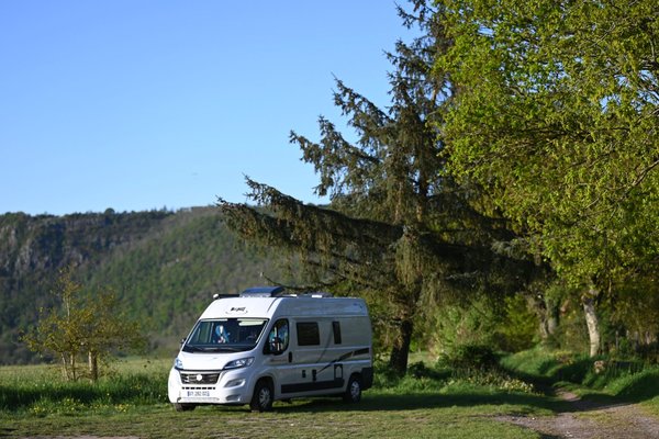 Quels sont les campings à Rodez et alentours qui accueillent et font des animations pour les groupes ?