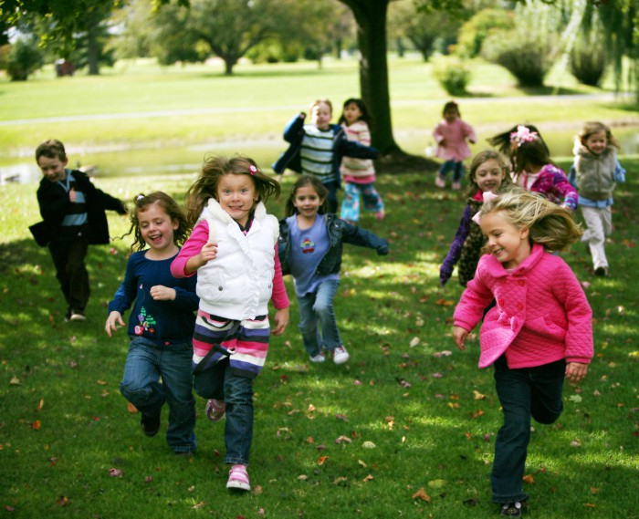 Groupe d'enfants en pleine nature